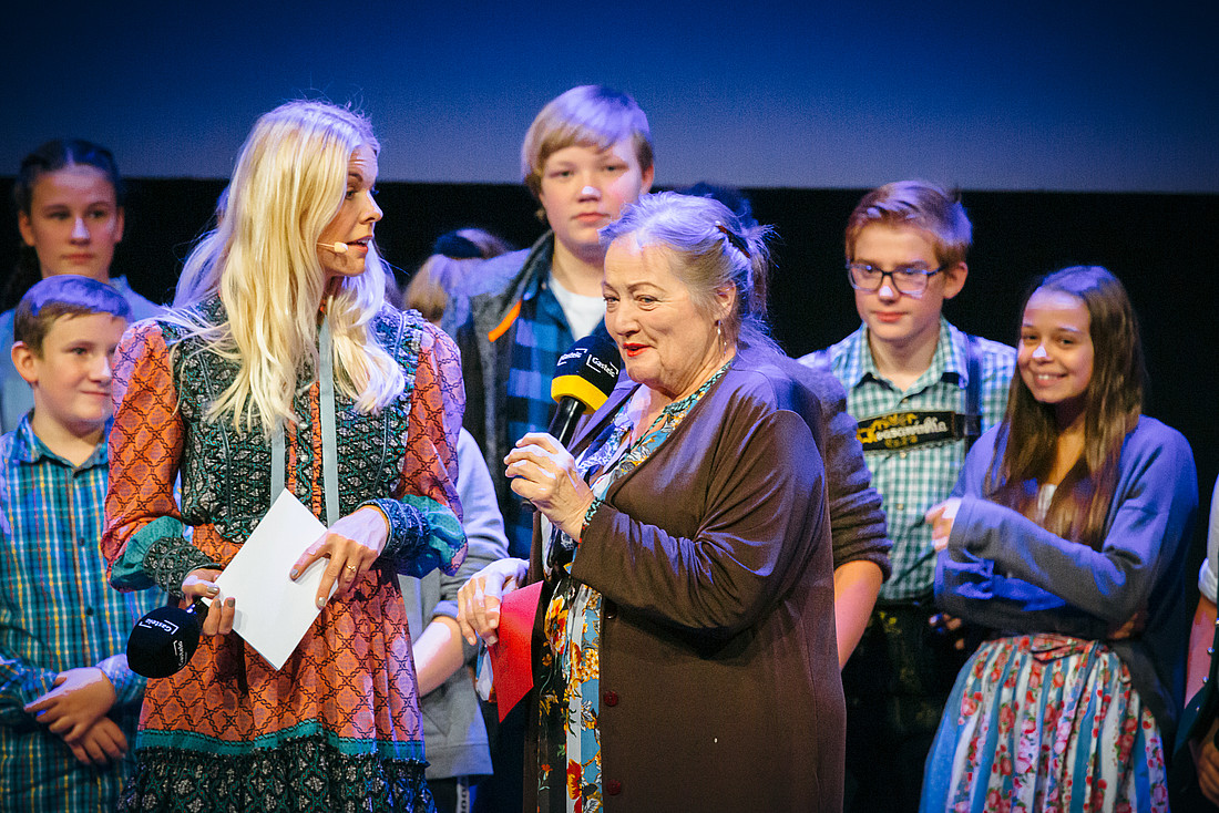 Marianne Sägebrecht verkündet den Sieger des Camgaroo Award