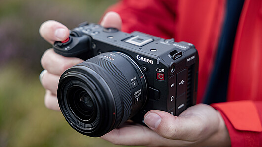 Die brandneue Canon EOS C50 ist eine professionelle, kompakte Kamera der Cinema EOS Reihe. Die brandneue Canon EOS C50 ist eine professionelle, kompakte Kamera der Cinema EOS Reihe.