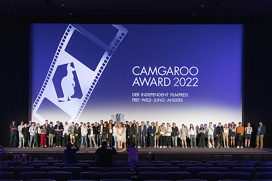 Schlussbild - die Camgaroo Filmemacher, Jury und Partner auf der Bühne am Ende der Show.