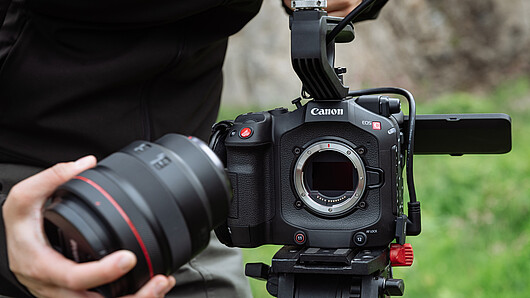 Die mobile, kompakte und ergonomische EOS C80 mit ihrem leistungsstarken 6K Vollformat BSI-Sensor. Die mobile, kompakte und ergonomische EOS C80 mit ihrem leistungsstarken 6K Vollformat BSI-Sensor.